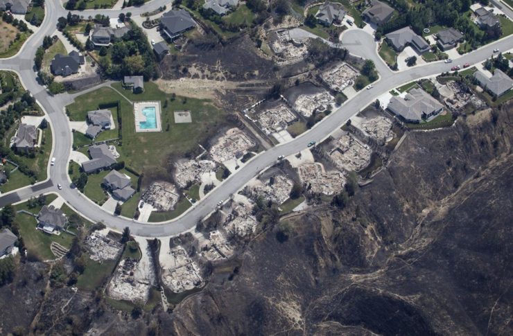 Ravines acted like a wick, carrying fire to a neighborhood in the 2015 Sleepy Hollow Fire in Wenatchee, Washington. Photo: Wenatchee World/Don Seabrook.